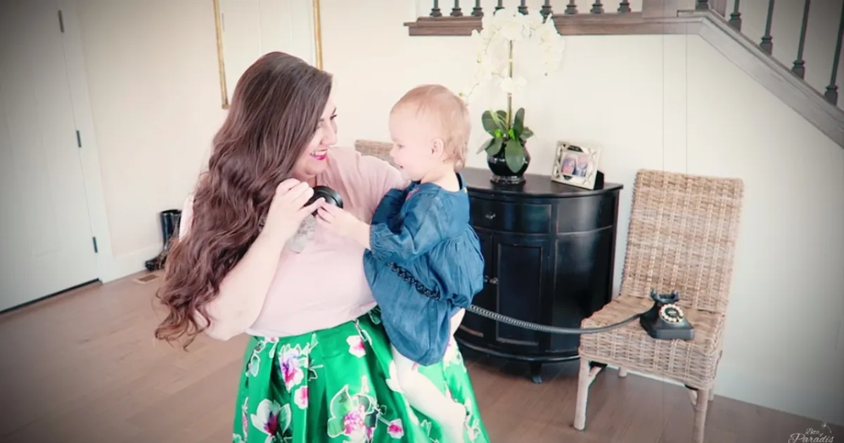 These YouTubers Decided to Live as ’50s Moms for a Day